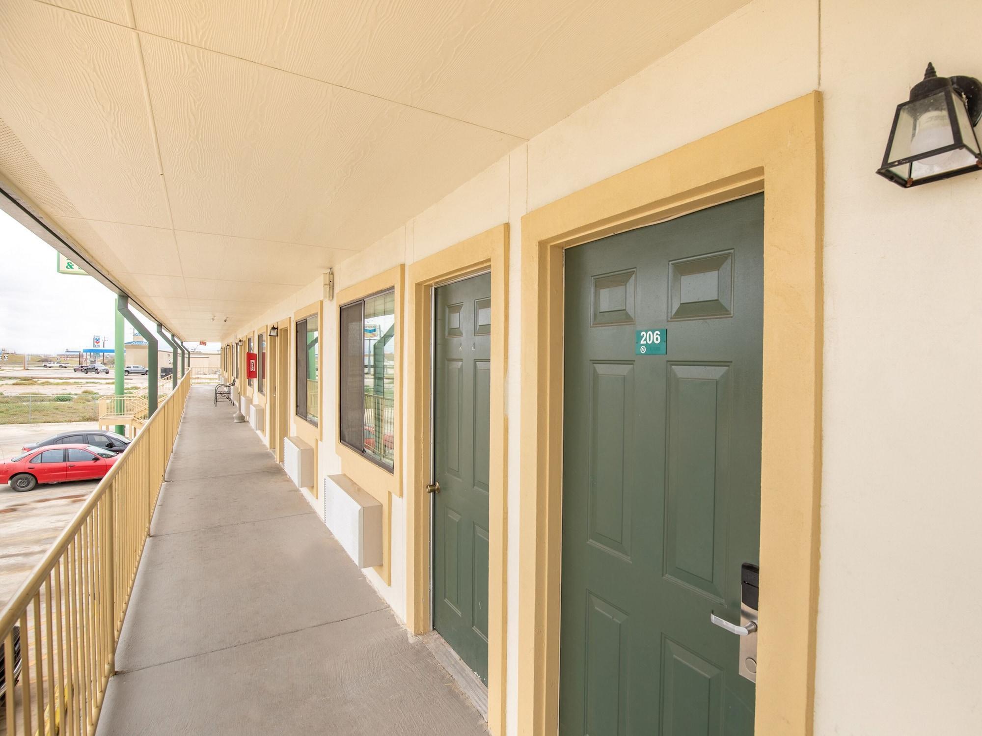 Oyo Garden Inn And Suites Pearsall I-35 East Exterior foto